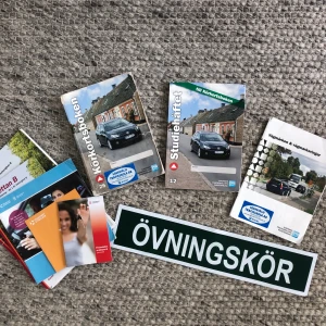 Övningskörnings-kit - Körkortsboken, studiehäfte (använd), vägmärkesbok, Riskettan B samt magnetisk övningskörningsskylt. I använd skick men fullt användbara!