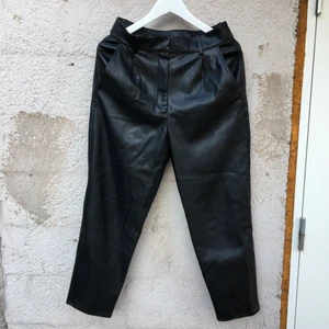 Fakeskinn-byxor från hm - Supersnygga skinnbrallor från H&M. Inköpta i våras och är endast använda en gång. Köparen står för frakten! 