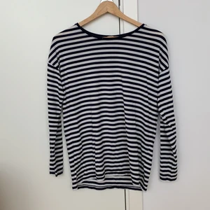 Randig långärmad tröja. - Mörkbå(näst intill svart) och vit randig tröja från h&m. Fint skick. Frakt tillkommer!