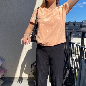 Sjukt fin tröja från Filippa K i Tie dye - Jättefin tröja i toppskick i sjukt fin färg och passform. Frakt på 42 annars möts vi på söder 💕❤️