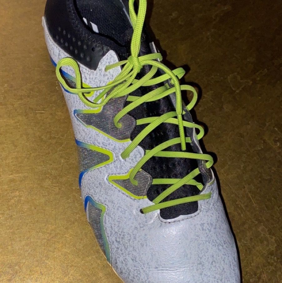 Adidas fotbollsskor storlek 45 1/3. Använd 1-2 gånger är alltså i helt nyskick. Funkar på både natur och konstgräs. Riktigt sköna, säljer för att dom är för stora för mig. Skriv för fler bilder. Pris 850, går även att diskuteras. Betalning sker via swish.. Skor.