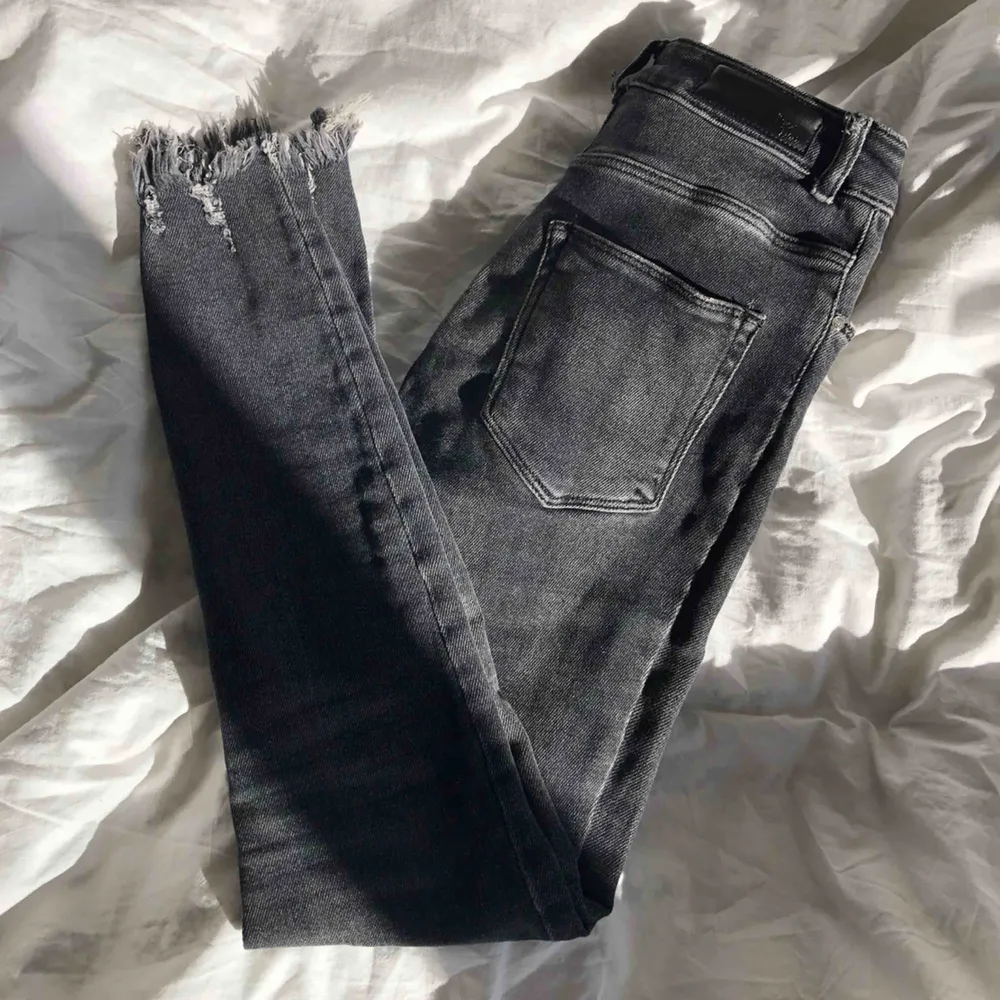 Tuffa grå jeans från Bikbok med slitningar vid ankeln. Stretchiga och sitter så fint💙. Jeans & Byxor.