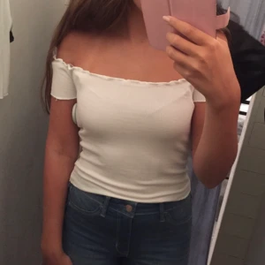 Off-shoulder topp - Ett mjukt, stretchigt och luftigt material. Som ny. One size (är som S). Köparen står för frakten🌟🌟