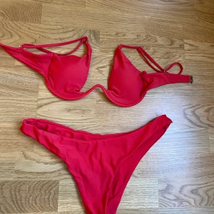 Bikini - En röd bikini som framhäver brösten men hjälp av bygeln i bh-n, även snygg underdel som man får den perfekta rumpan i! Storlek M men skulle säga att den sitter som en S! Buda i kommentarerna så att alla kan se, frakten ligger på 40kr