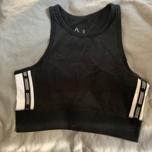 Reebok träningslinne  - Träningslinne från Reebok i kortare modell. Aldrig använt, köparen står för frakt