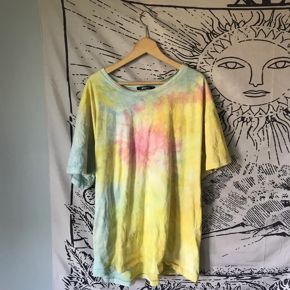 oversize tiedye tshirt från ginatricot 🤍 29kr frakt. T-shirts.