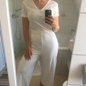 Mango jumpsuit - Vit byxdress från mango. En lite fläck, se sista bilden. 