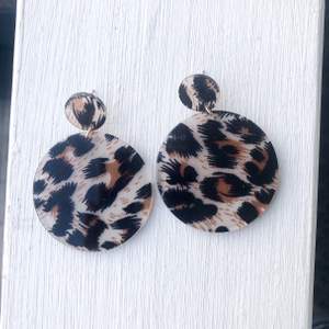 Supersnygga trendiga leopard örhängen. Köpta från glitter för 99 kr, helt oanvända och i nyskick.