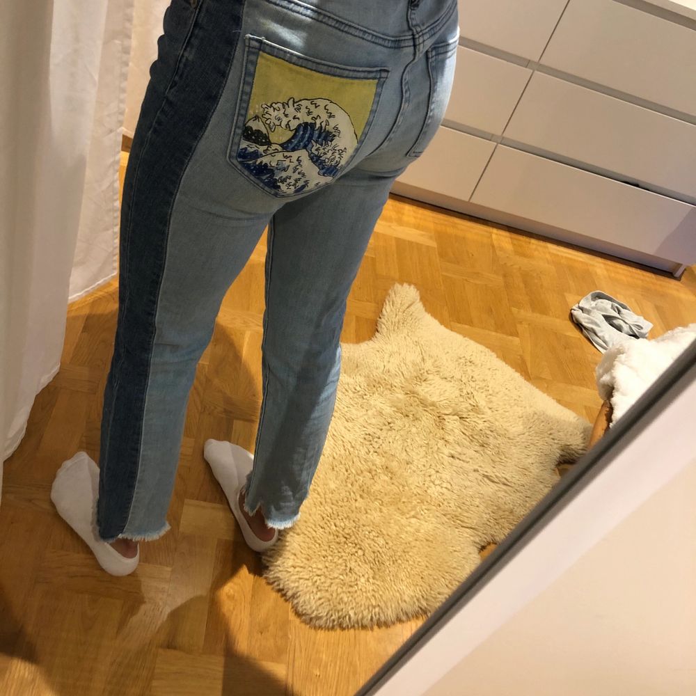 Jeans med tryck, storlek 25 | Plick Second Hand