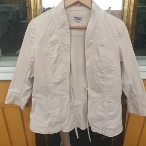 Kavaj  - Fin, kvalitativ kavaj av tjockt matreal. 97% bomull. Den är den perfekta sommarjackan när en ska vara uppklädd! Älskar den! Fri frakt om du inte bor i Malmö