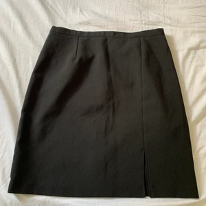 Svart kjol - Säljer en svart, enkel kjol i storlek 36. Väldigt enkel att ha till vardags men går även att klä upp! Vill ni ha fler bilder så hör av er🌟 Köparen står för frakten! 