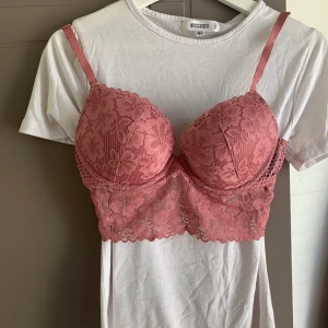 Rosa Bralette - Bralette från HM, aldorg använd men inköpt för ett år sedan. Sitter väldigt fint men passar inte mig. 