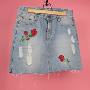 Jeanskjol med rosor  - Gullig jeanskjol med rosmotiv 🥀.                                          Ny/oanvänd.    