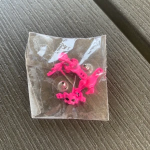 Katt öronhängen - Helt oanvända kattöronhängen, riktigt häftiga men passar inte till mig. Priset är inkl frakt:)