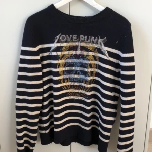 En zadig kofta - Säljer en sjukt snygg och cool zadig tröja. Köpt för 1800kr säljer för helst 1200-1000kr men priset kan absolut diskuteras(ej returer)