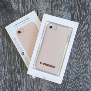 Ideal of Sweden  - Jättefint ljusrosa skal för IPhone 8/7/6/6S. Mamma råkade beställa för fel mobil och vi kan inte skicka tillbaka. Helt oanvänd i förpackning. Originalpris 399kr, säljs för 150kr. Fraktkostnad tillkommer. 