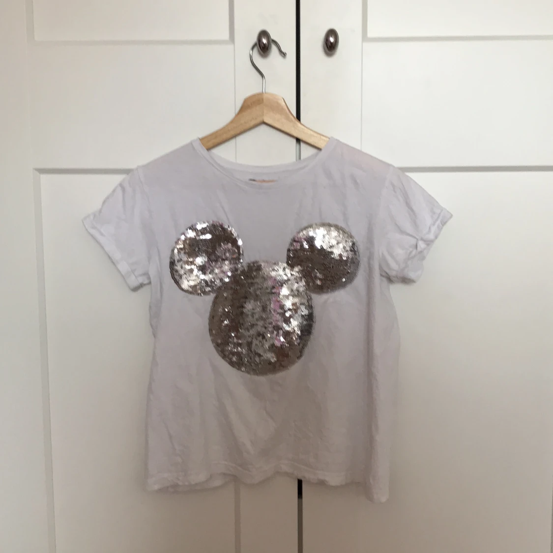 Vit tröja med Mickey Mouse i strl XS