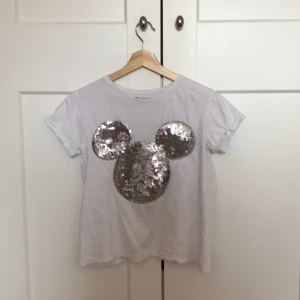 Vit tröja med Mickey Mouse i strl XS - Har används någon enstaka gång och är i väldigt bra skick. Det finns 2 st (kostar 50kr st).
