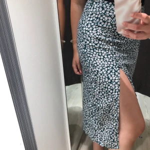 Blommig kjol - Intressekoll på denna blommiga kjol från H&m, storlek 38, passar mig som har 36 också. Finns inte i butik längre. MÅNGA INTRESSERADE, buda här nedan. HÖGSTA BUD JUST NU 290!!! 