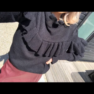 Tjocktröja  - En svart tjocktröja från ginatricot, denna är aldrig använd utan endast testad!! Väldigt bekväm och fin i passformen💕