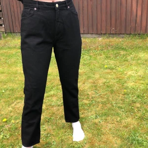 Momjeans - Momjeans från Monki, endast använda ett par gånger. Modell Kimomo High Relaxed, strl 31(M). Köparen står för frakt🧡