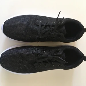 Skor - Svarta, glitter-skor🖤✨.                            Använda fåtal gånger & även nytvättade!