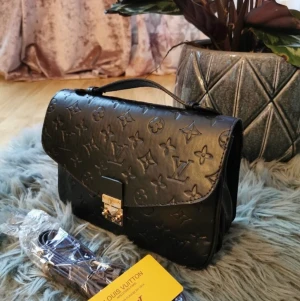 väska - helt ny väska oäkta men jättebra kvalitet  och äkta skinn med dustbag