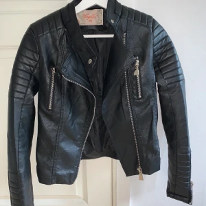 SKINNJACKA CHIQUELLE - Skinnjacka Storlek 38, aldrig använd pga för stor för mig (är 163 cm) Köpt för 699, säljer för 500, kan diskuteras vid snabb affär. (fake skinn)