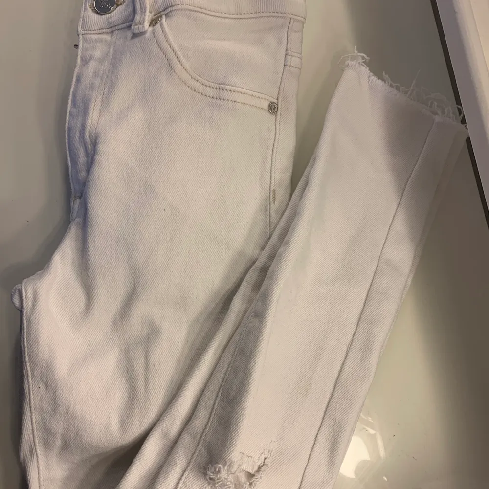 Ett par vita jeans med hål på knäna från bikbok,snygga och bra kvalite,en använda så mycket nypris:599:)köparen står för frakt. Jeans & Byxor.
