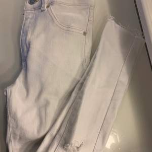 Ett par vita jeans med hål på knäna från bikbok,snygga och bra kvalite,en använda så mycket nypris:599:)köparen står för frakt