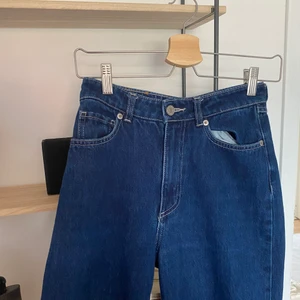 Jeans från Monki!  - Säljer ett år byxor i storlek 24 ifrån monki. Jättefint skick men inte min stil därav säljer jag de. Frakten ingår i priset  