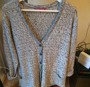  - Gråstickad kofta från indiska. Väldigt gott skick! 
Fem knappar fram och två fickor.