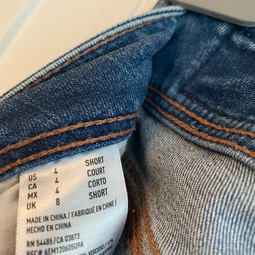 American eagle blåa bootcut/flare jeans med hål, har klippt till lite i det vänstra hålet själv så det är lite större än det på högerben. Strl 4 skulle säga att det motsvarar en s/36/38. Jeans & Byxor.