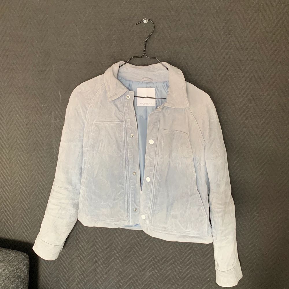 En superfin blå jacka från Mango i storlek XS. Nypris: 1000kr. Jackor.