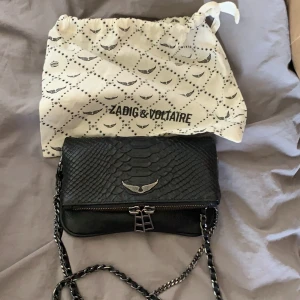Rock Nano savage zadig bag  - Nu säljer jag min favorit  zadig Voltaire väska och hoppas på att någon annan vill köpa den. Finns inga skador eller märken på den ser i inprincip ny ut , skriv om ni vill ha mer bilder. Nypris 2400 säljer för 900kr  