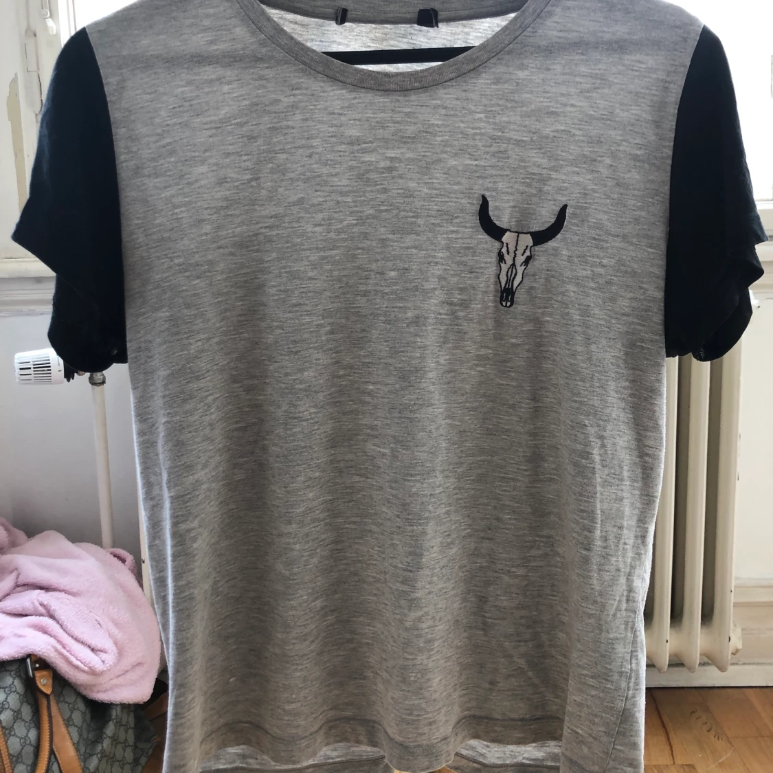 Grå t-shirt med en tjur på