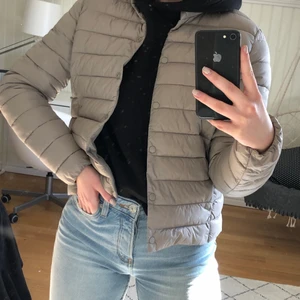 Tunn dunjacka strl 36 - Superfin dunjacka med knappar från H&M🌸💕💖  Säljer då den inte kommer till användning. Fraktkostnad tillkommer.  