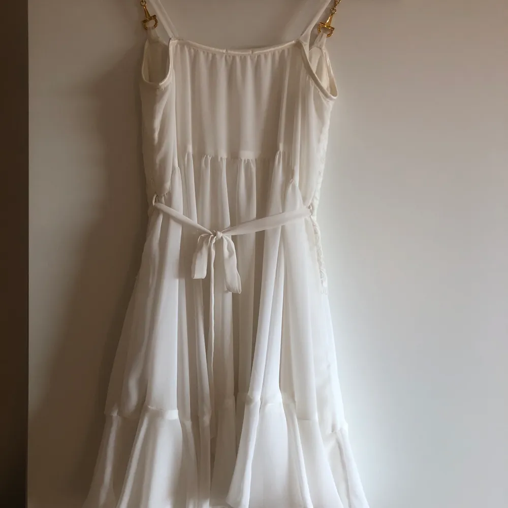 Vit Ida Sjöstedt klänning, köpt för 2200 kr på Märkes Butiken i Båstad. Endast använda en gång när jag gick ut 8an. Pris kan diskuteras.. Klänningar.
