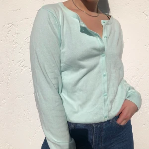 Mintgrön kofta - Mintgrön kofta som man kan styla på lite olika sätt! Köparen står för frakten 💚🦋