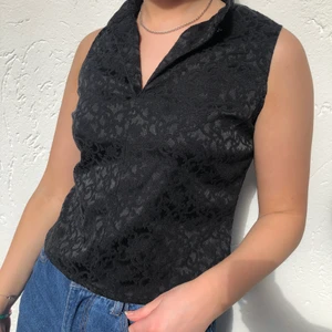 Väst  - Cool vintage väst ish, köparen står för frakten! 💚💚