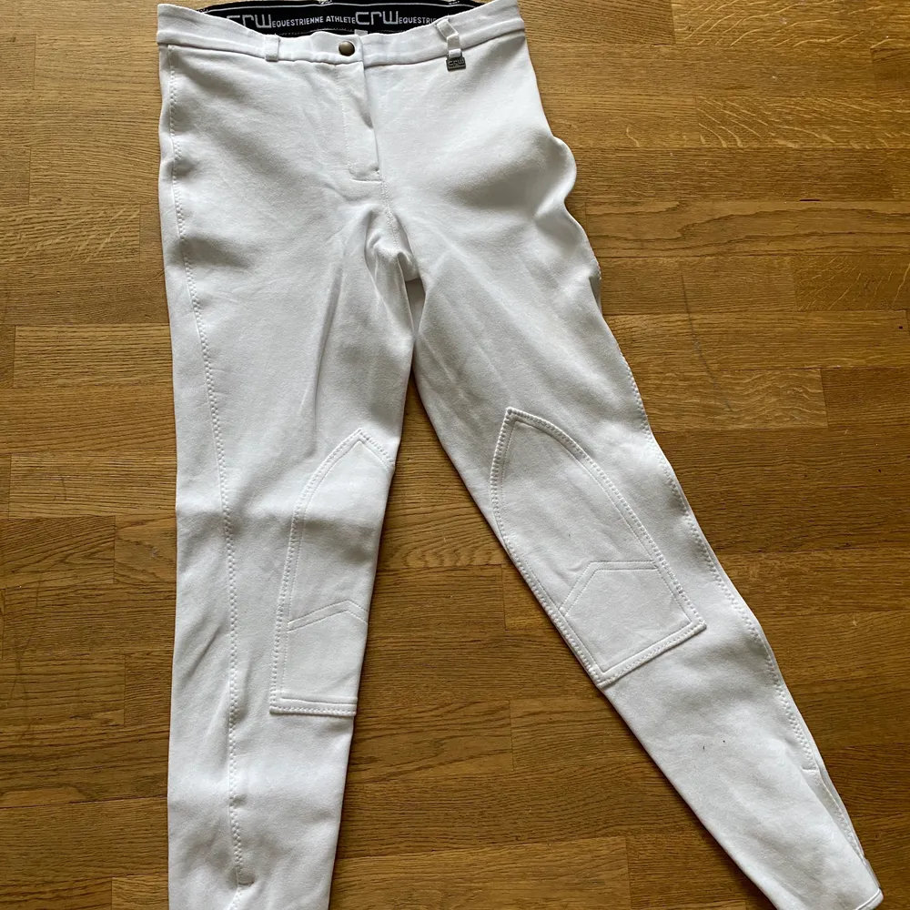 Vita ridbyxor från CRW. Endast använda 1 gång. Stl. 38. Frakt 66kr . Jeans & Byxor.