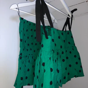 Zara set - Supergulligt set från Zara, finns inte längre att köpa (vad jag vet). Säljes pga fel strlk. Oanvända och prislappar kvar. Köptes för 299styck=598kr. Säljes 250kr totalt (125+125). Pris kan diskuteras! Köparen står för frakt :)