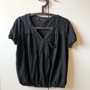 pösig croptop - pösig, supermysig & sval croptop. storlek M men passar allt från S till L tack vare resår både i botten och i ärmarna. resåren i botten gör så att den slutar vid naveln och passar perfekt 👌🏻