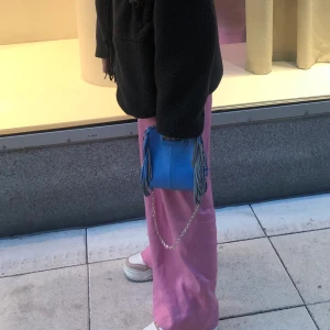 Maje väska - Super fin äkta maje väska! Den köptes förra sommaren och har bara någon enstaka slitning (syns knappast). Båda banden och dustbag ingår. Tar endast swish och köparen står för frakten🌸 Kan vid vissa fall också möta upp köparen i centrala Stockholm🌸