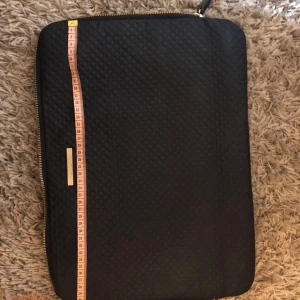 Day Birger et Mikkelsen datafodral  - Super snyggt dataatafodral för 15 tum. Köpt på Åhléns. Har endast ett litet märke på baksidan. Den har ett innerfack för papper och böcker. 