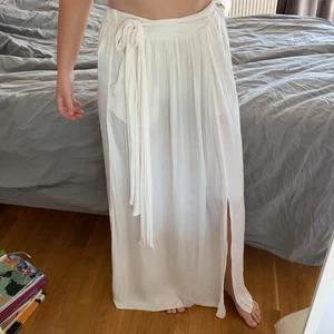 Vit långkjol  - Vit långkjol från Zara, med möjlighet att knyta samt har diskreta fickor. Luftig och mjuk i materialet. Inte genomskinlig!!