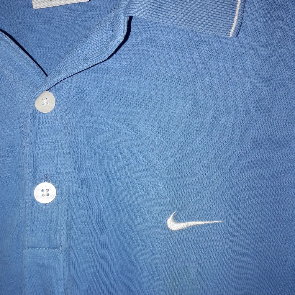 blå oversised pike tröja använt den ett par gånger kondition 9/10.storlek L XL. Skjortor.