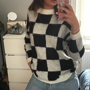 Asos - stickad tröja rutig strl 36 - Mysig stickad tröja köpt från asos i vintras. Jätteskönt material! Bra skick! 