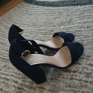 Mörkblå klackar - Har använt dom 2 gånger på ett bröllop och skolavslutningen men dom vart för små men dom är väldigt fina och får än att se lång ut köpare står för frakt köpta för 499