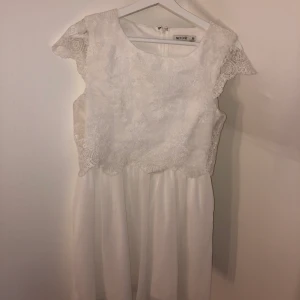 Vit klänning, storlek 36/38 - En jätte fin klänning som är andvänd 2 gånger! Storleken är 38 men passar även 36.   Priset kan diskuteras vid snabb affär, köparen står för frakten!